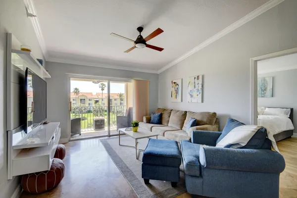 a view of an entryway with microwave