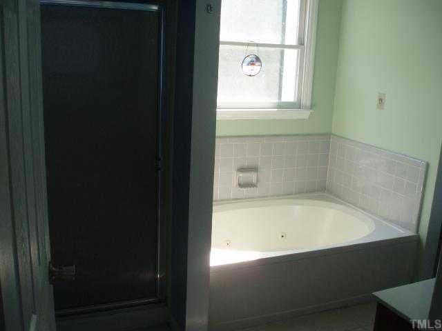 5600 Blacket Court Raleigh, NC 27604 - Photo 9 of 11 a bathroom with a bathtub