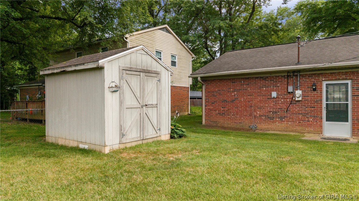405 Hemlock Road Jeffersonville, IN 47130 - Photo 15 of 48