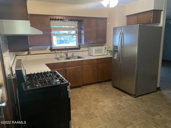 $1,300 | 109 Yvonne Street, Broussard, LA 70518