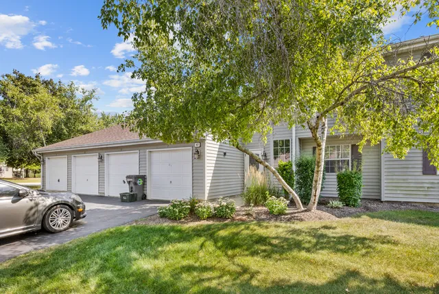 $2,030 | 47 Gant Circle, Unit E, Streamwood, IL 60107