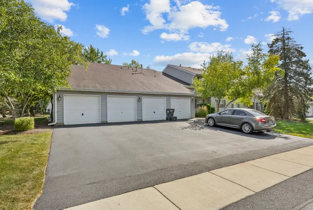 $2,030 | 47 Gant Circle, Unit E, Streamwood, IL 60107
