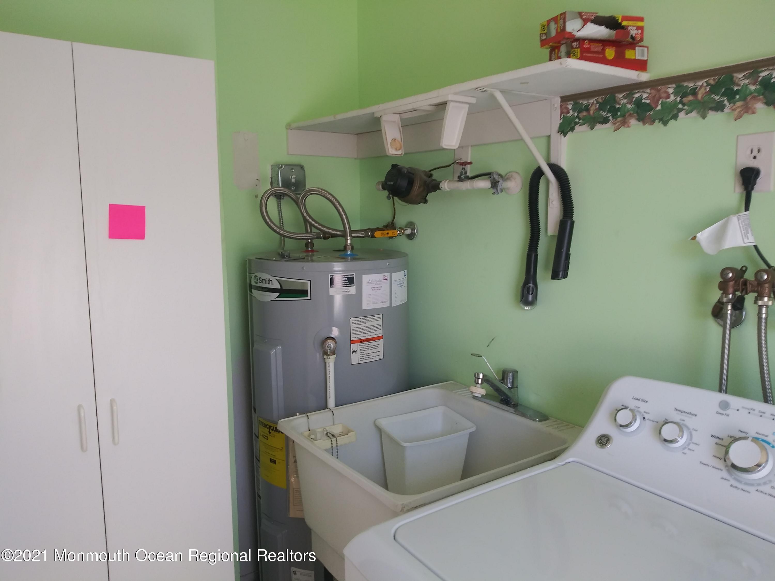 9 Ashley Road, Unit 63 Whiting, NJ 08759 - Photo 11 of 11 a bathroom with a bathtub and shower