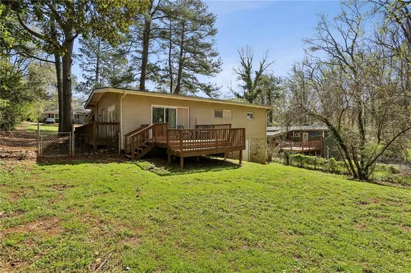 a view of a house with a yard