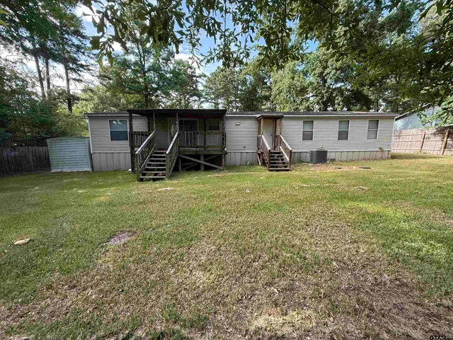 a view of a house with backyard