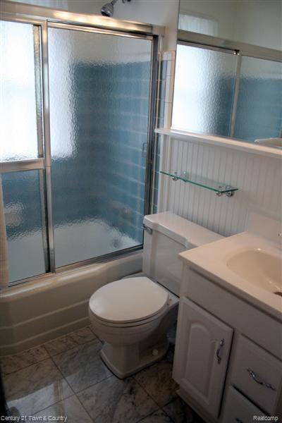 2109 Franklin Road Berkley, MI 48072 - Photo 13 of 25 Bathroom