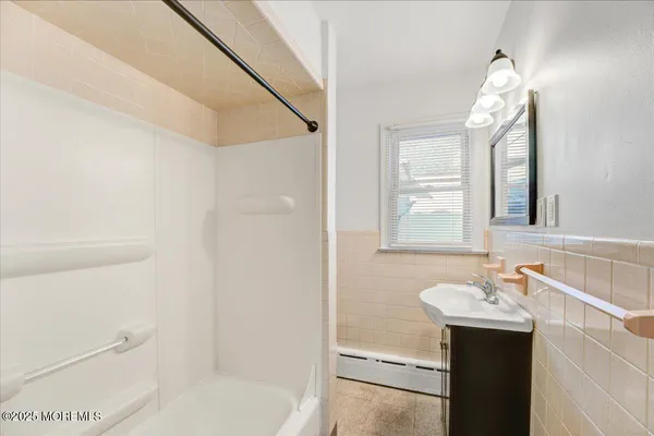 $2,650 | 1 Gaston Avenue, Unit UPSTAIRS, Raritan, NJ 08869