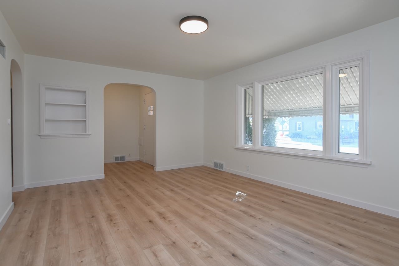 1908 Columbus Street Manitowoc, WI 54220 - Photo 6 of 50