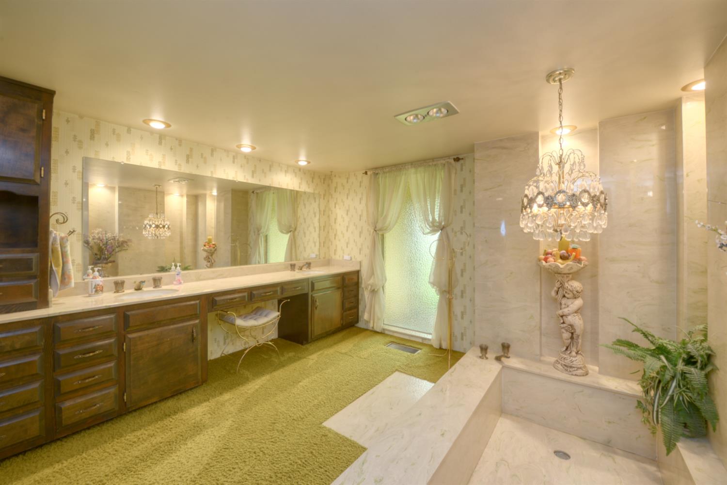 1471 Highway 33 Gustine, CA 95322 - Photo 28 of 57 a spacious bathroom with a double vanity sink mirror and a bath tub