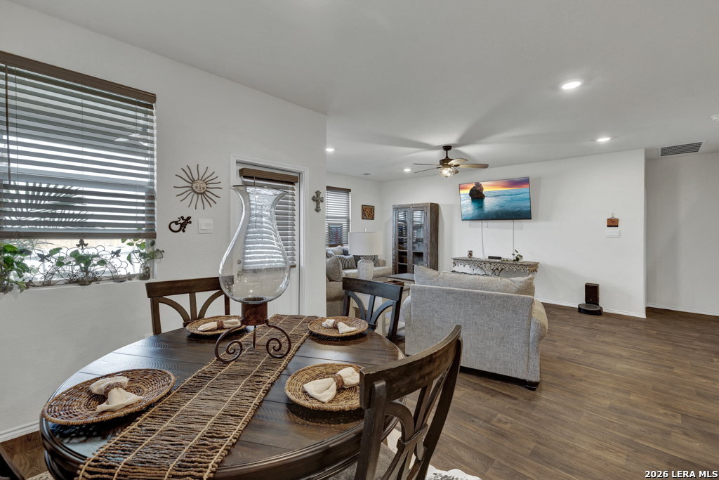 437 Signe Seguin, TX 78155 - Photo 9 of 27 Gallery Image 9