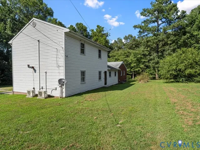 a view of a house with backyard