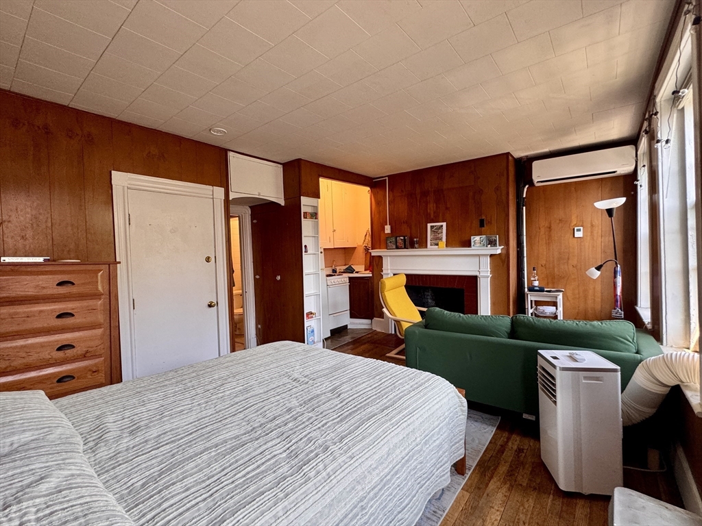85 Phillips Street, Unit 7 Boston, MA 02114 - Photo 5 of 9