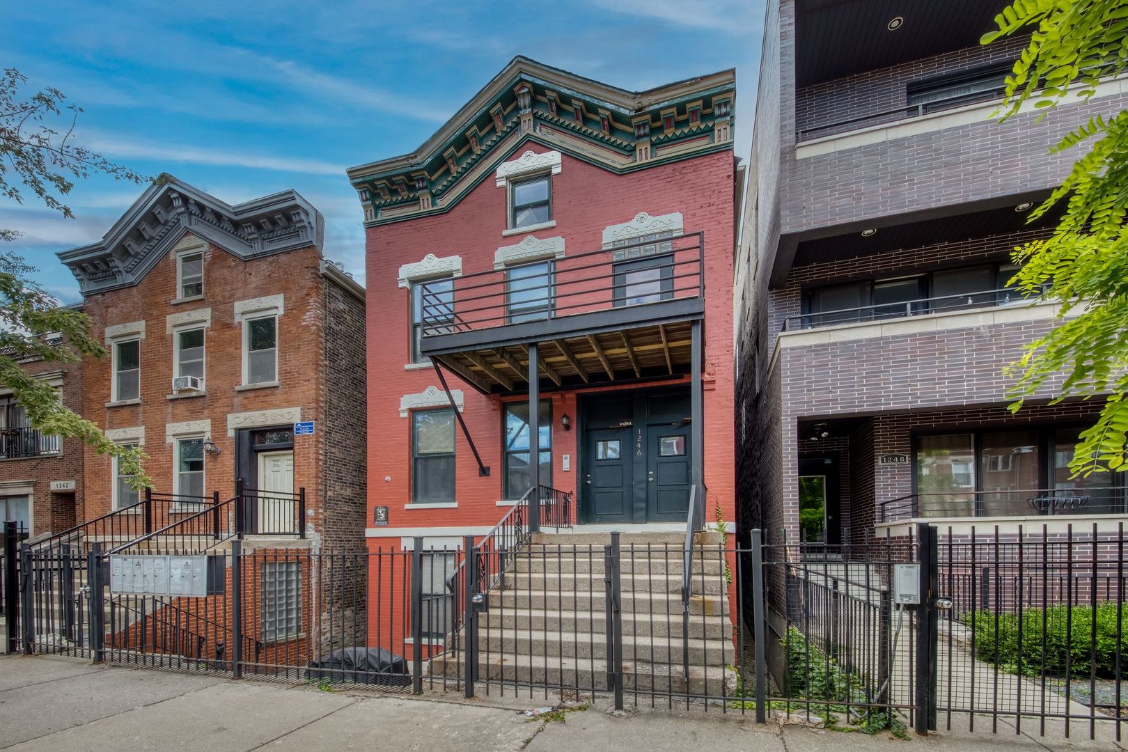 1246 North Cleaver Street, Unit 2R Chicago, IL 60642 - Photo 1 of 15 a front view of a house