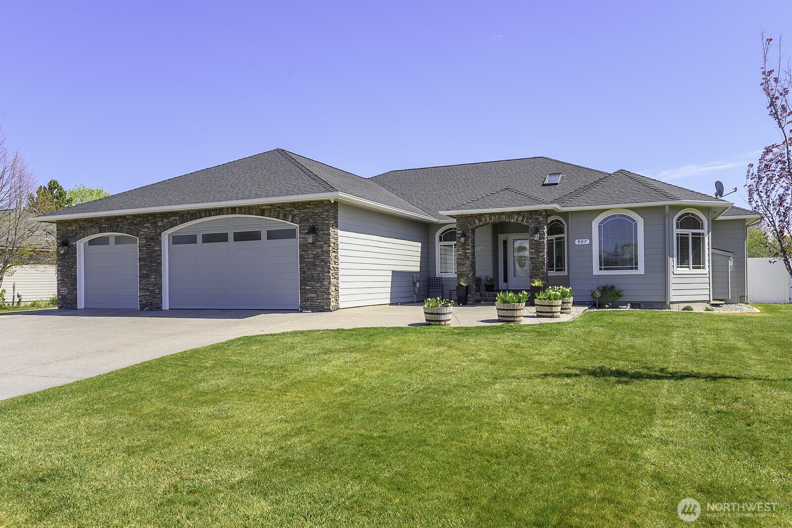 907 Sand Dune Road Moses Lake, WA 98837 - Photo 1 of 40
