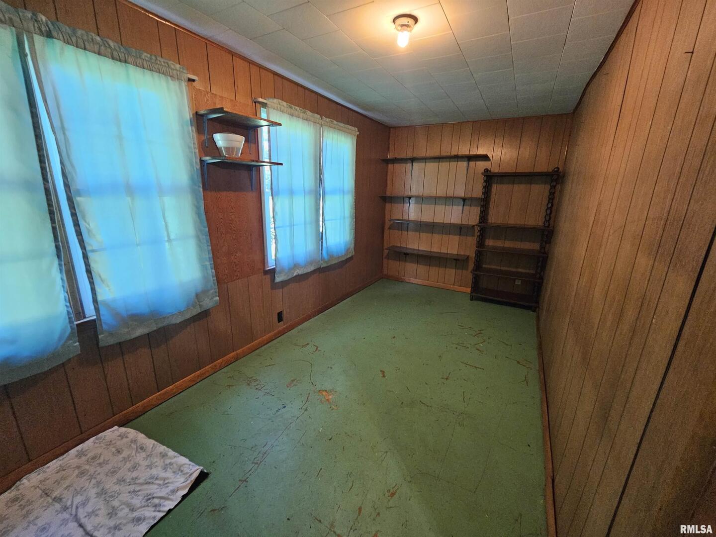 4864 Boaz Road Grand Chain, IL 62941 - Photo 27 of 32 a view of room with window and closet