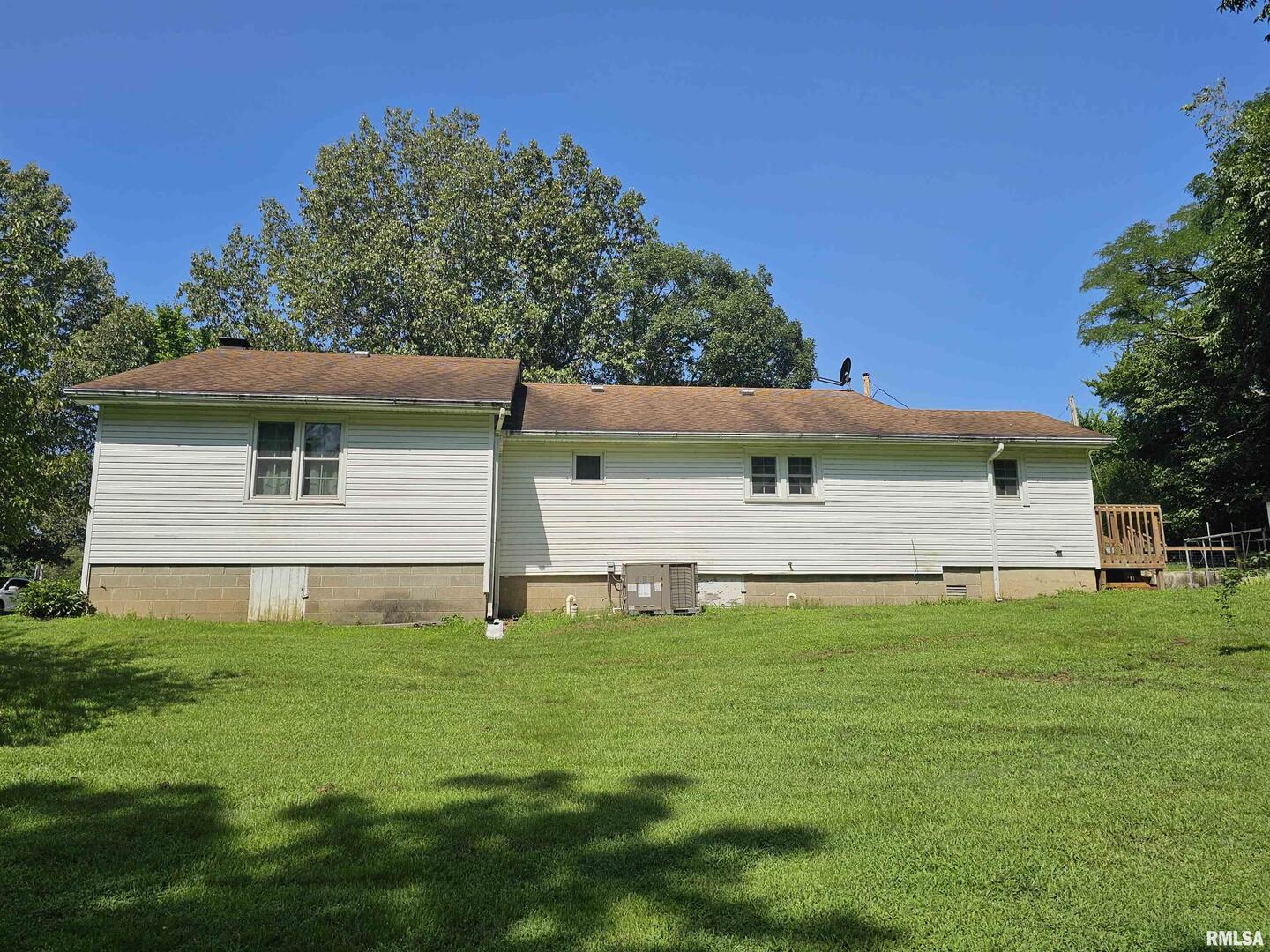 4864 Boaz Road Grand Chain, IL 62941 - Photo 5 of 32 a front view of a house with a yard