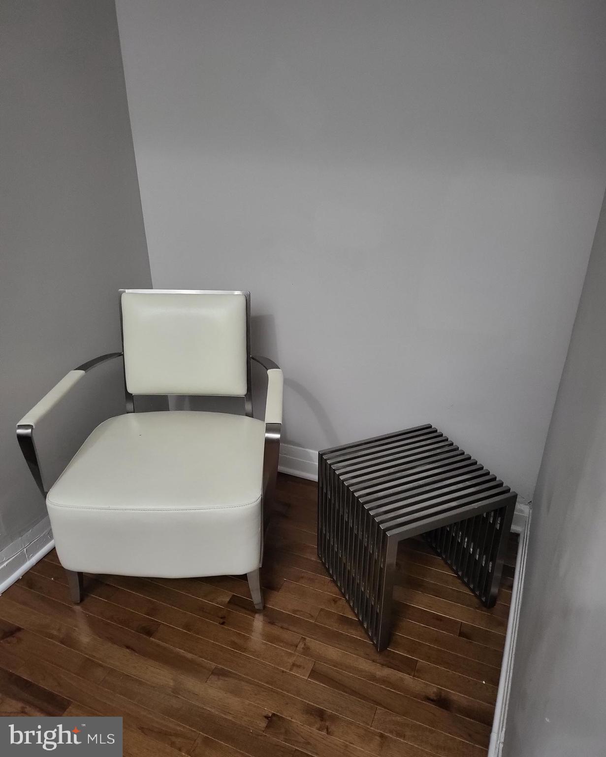 2012 Mt Royal Terrace, Unit 4 Baltimore, MD 21217 - Photo 2 of 55 Relaxing Landing mirrors Unit's esthetics