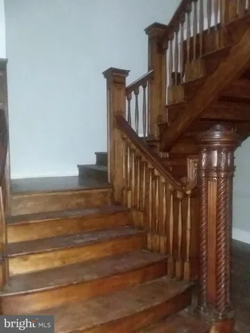 a view of building with cars parked