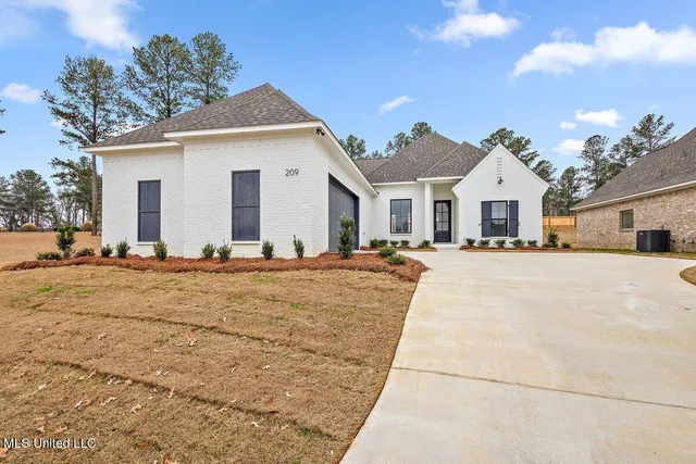$385,000 | 209 Lake Crest Drive, Madison, MS 39110