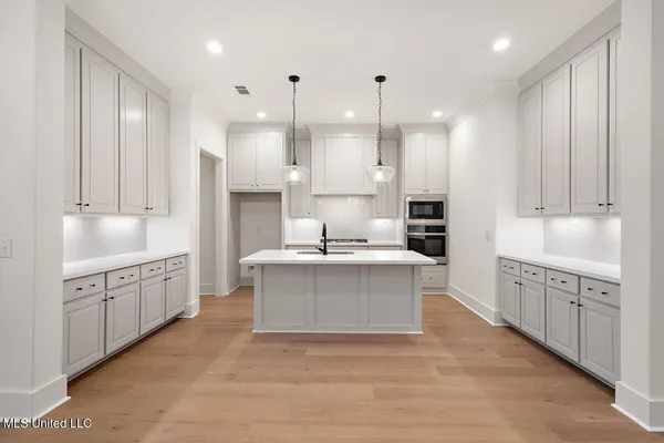 $377,500 | 209 Lake Crest Drive, Madison, MS 39110