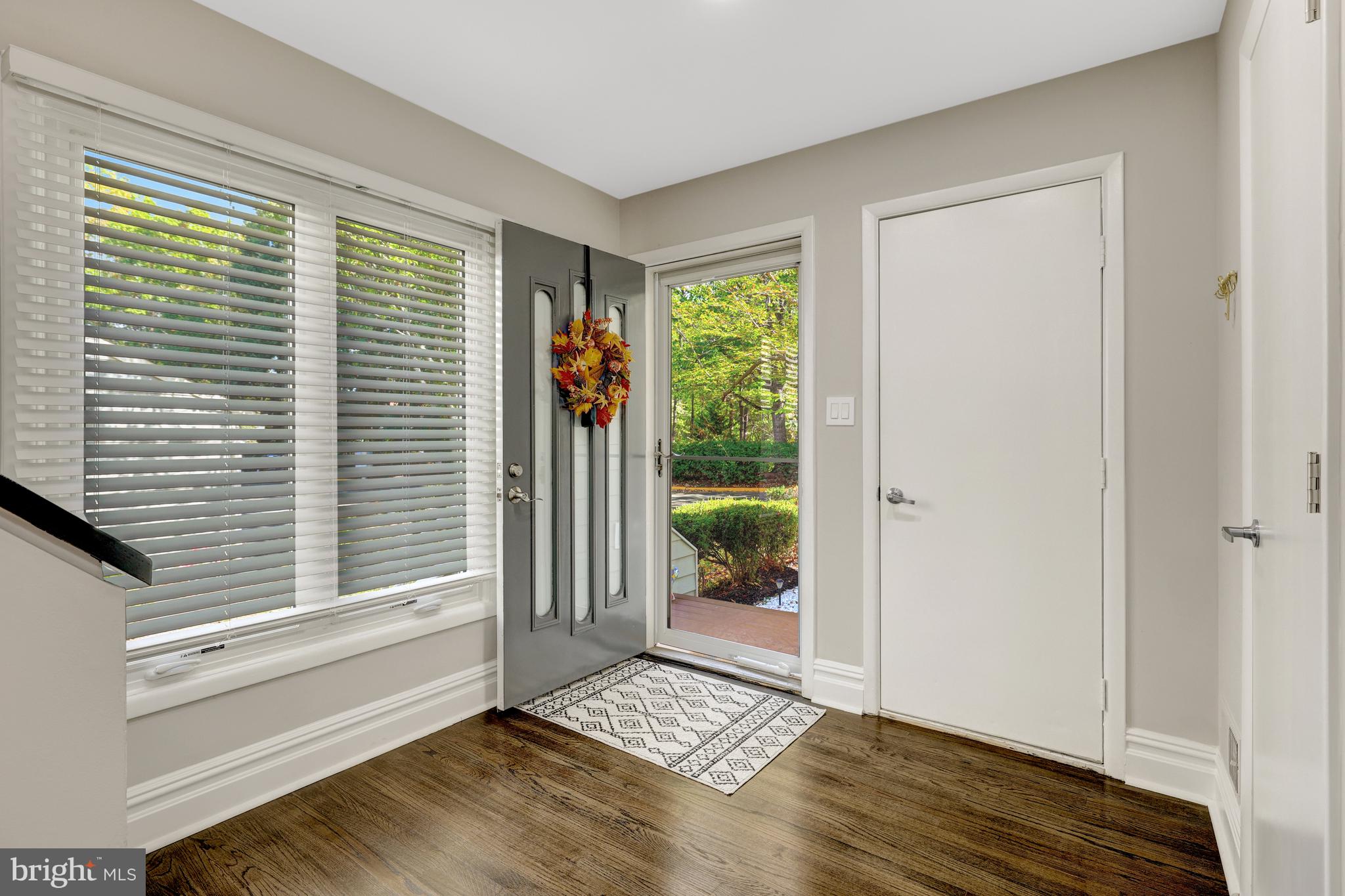 11110 Lakespray Way Reston, VA 20191 - Photo 4 of 60 Two large windows provide a welcoming foyer.