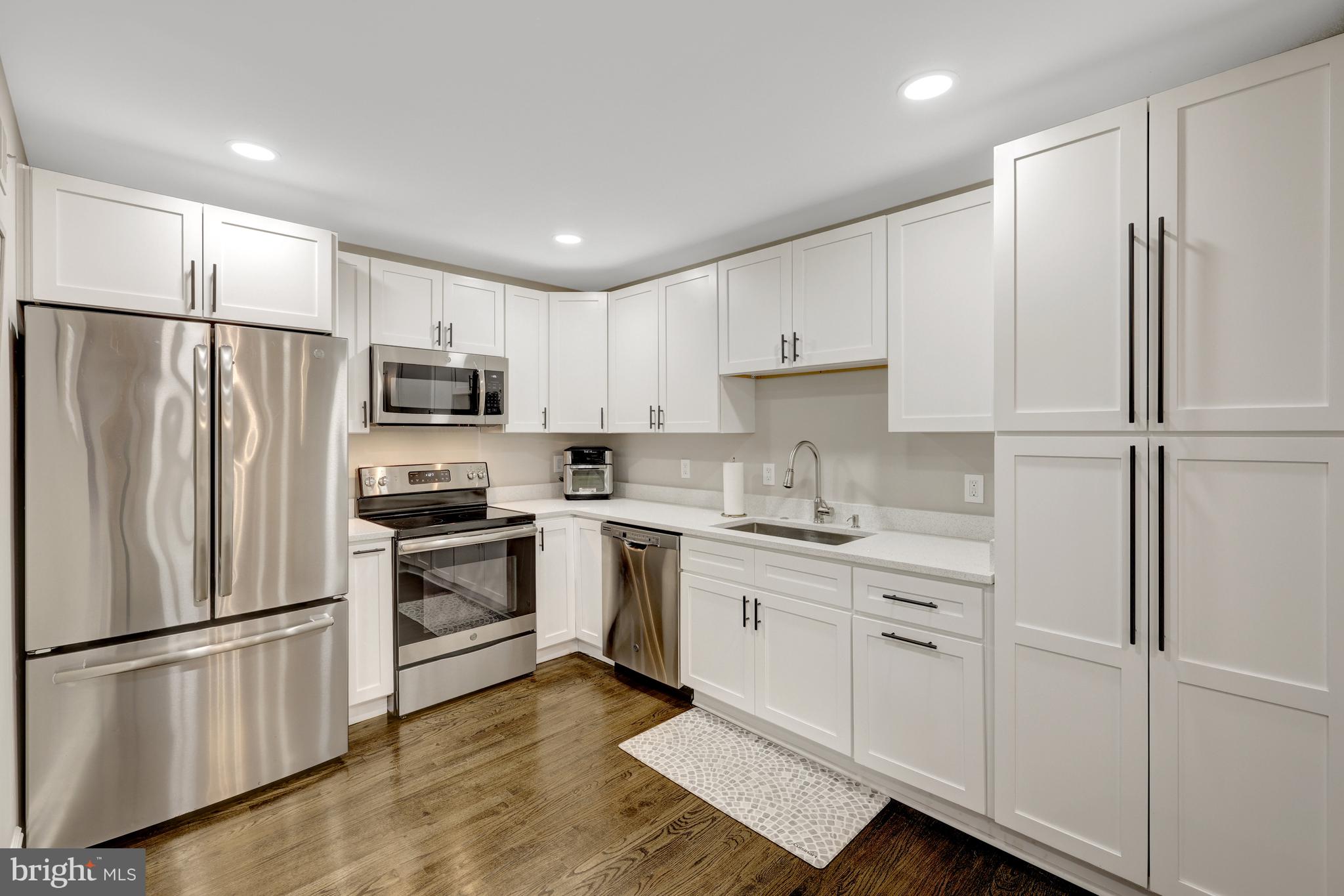 11110 Lakespray Way Reston, VA 20191 - Photo 6 of 60 Stainless steel appliances and quartz counters.