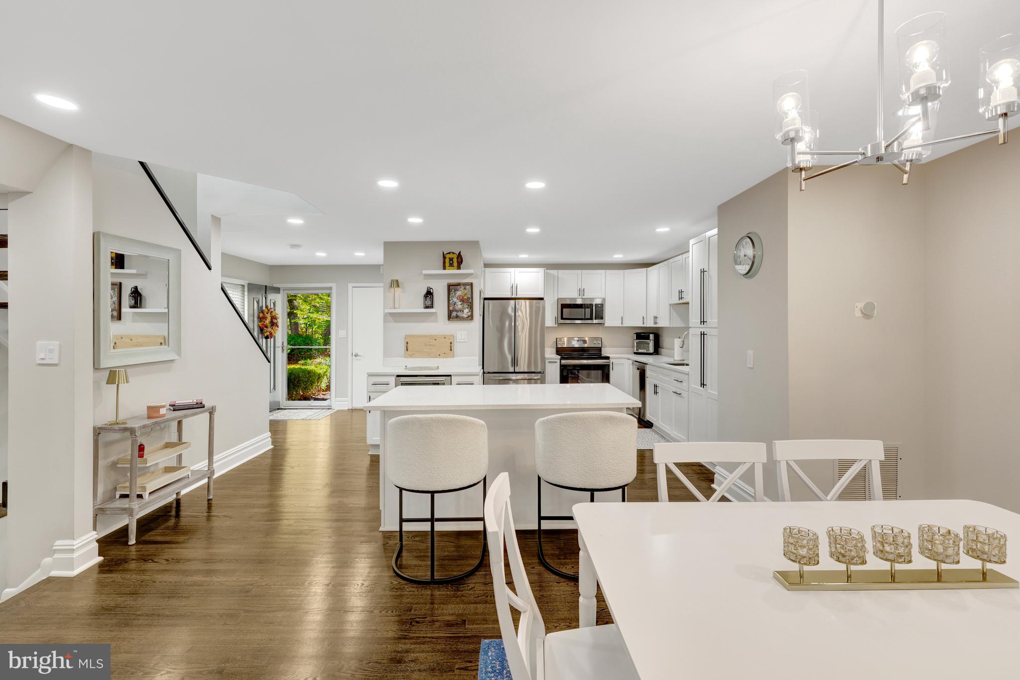 11110 Lakespray Way Reston, VA 20191 - Photo 10 of 60 Recessed lights & extra windows - end unit!