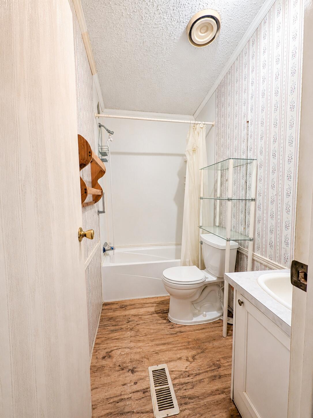 5704 Hunter Road Ooltewah, TN 37363 - Photo 26 of 26 Secondary Bathroom