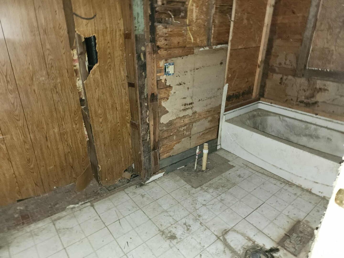 600 South 25th Street Herrin, IL 62948 - Photo 15 of 15 a bathroom with a bathtub and shower