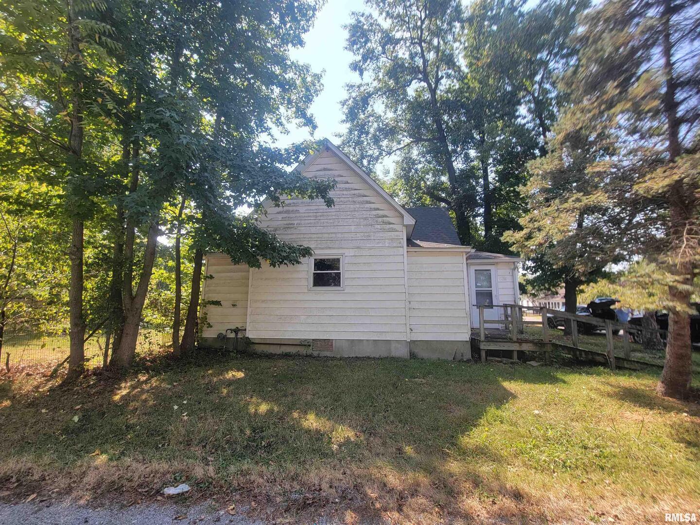 600 South 25th Street Herrin, IL 62948 - Photo 2 of 15 a view of a house with a yard