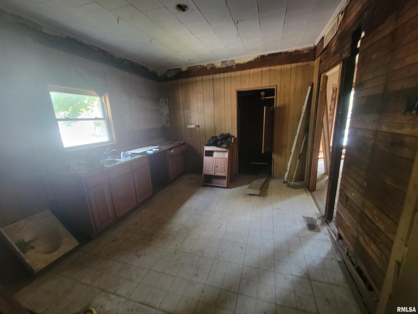 600 South 25th Street Herrin, IL 62948 - Photo 9 of 15 a view of an empty room with a window