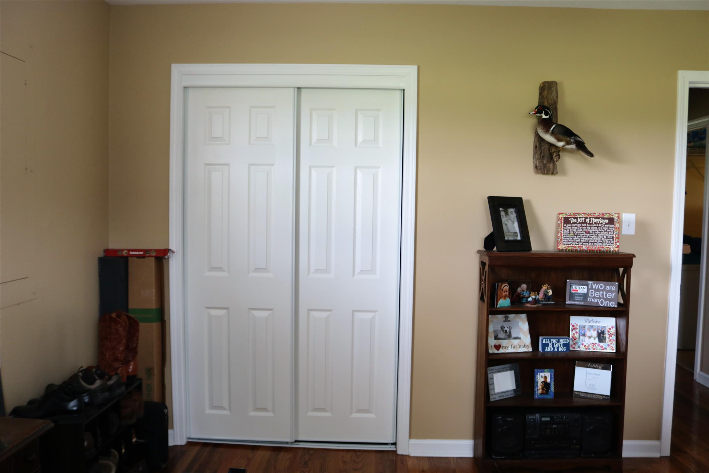 5937 Lakeview Road Springfield, TN 37172 - Photo 18 of 26 a view of a livingroom with a book shelf