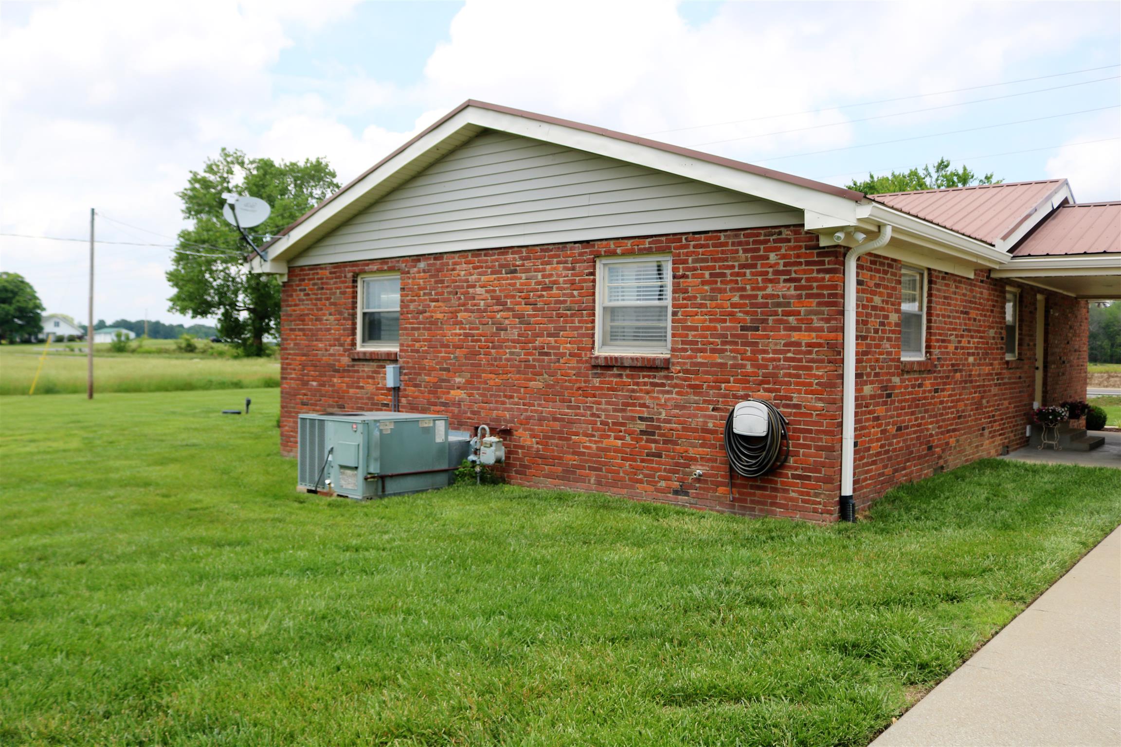 5937 Lakeview Road Springfield, TN 37172 - Photo 5 of 26 a front view of a house with garden