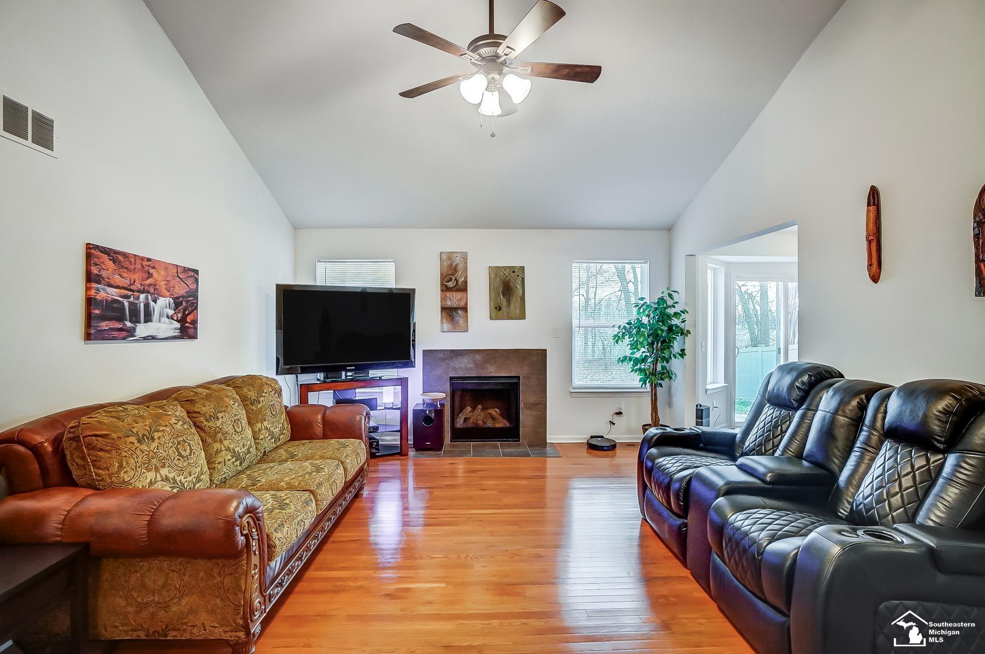 9481 Maple Ridge Drive Newport, MI 48166 - Photo 5 of 38 50170102-7f6bf7cf-8630-4cec-9554-f930e7657d03.JPG