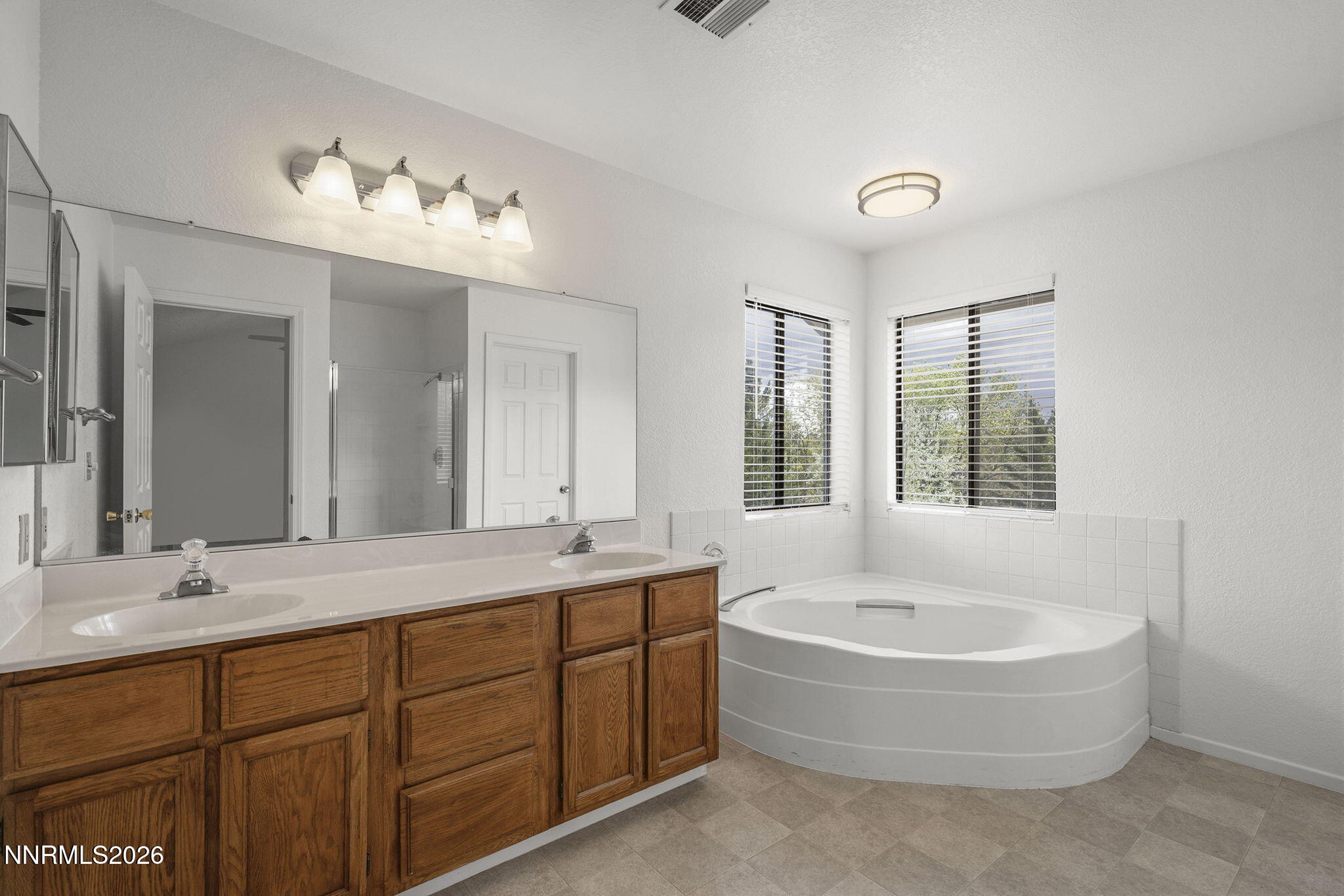 5560 East Rainbow Ridge Court Reno, NV 89523 - Photo 23 of 40 23-web-or-mls-_DSC0056