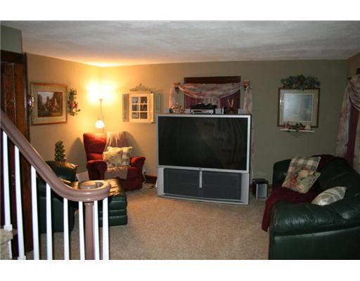 2092 Mill Bridge Road New Castle, PA 16101 - Photo 4 of 17 Living Room.