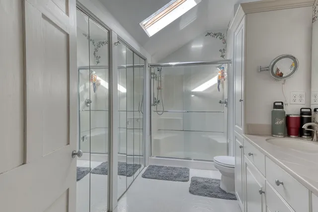 a picture of a room with a floor plan