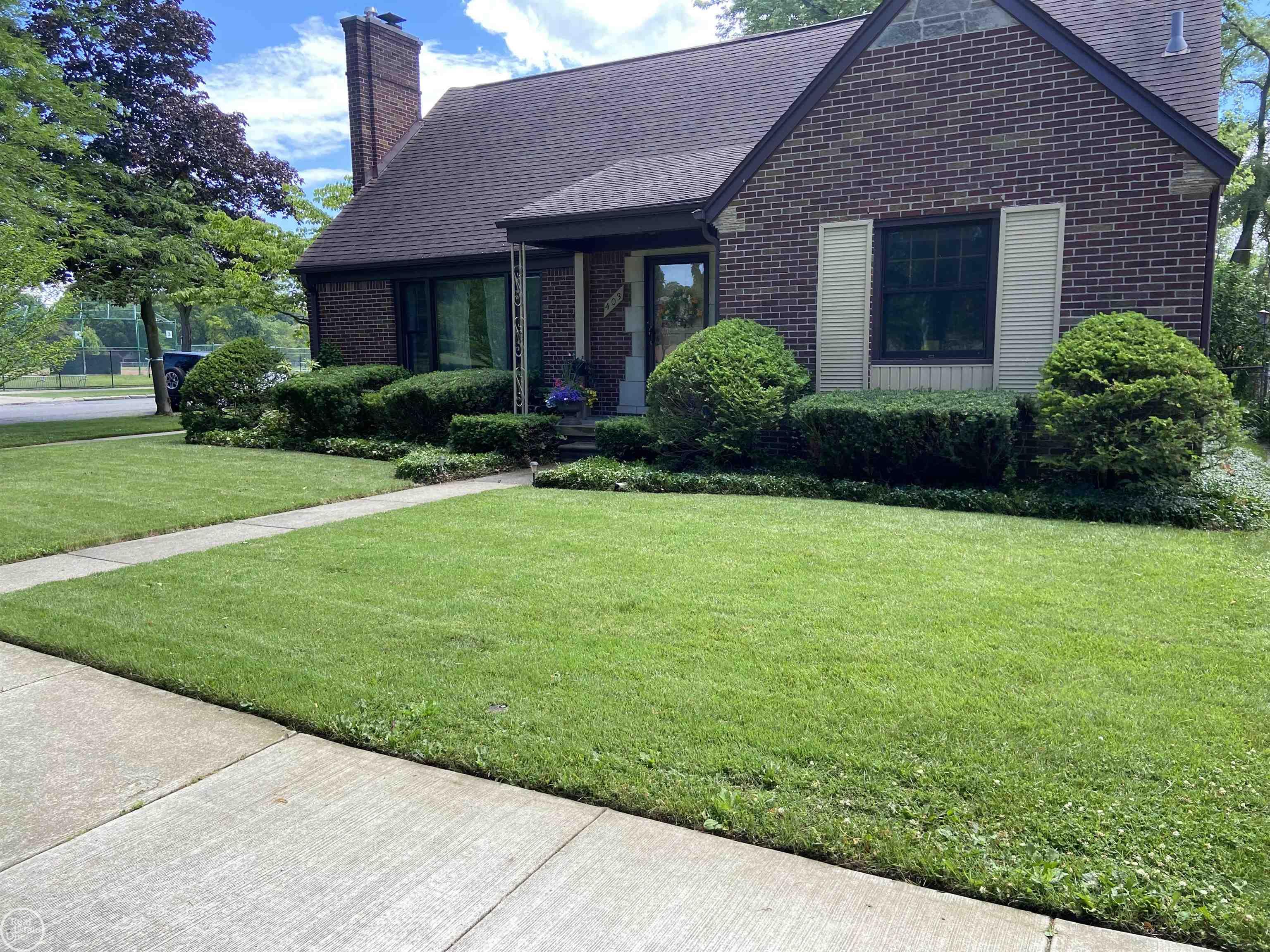 403 Cloverly Road Grosse Pointe, MI 48236 - Photo 1 of 32 50113687.JPG