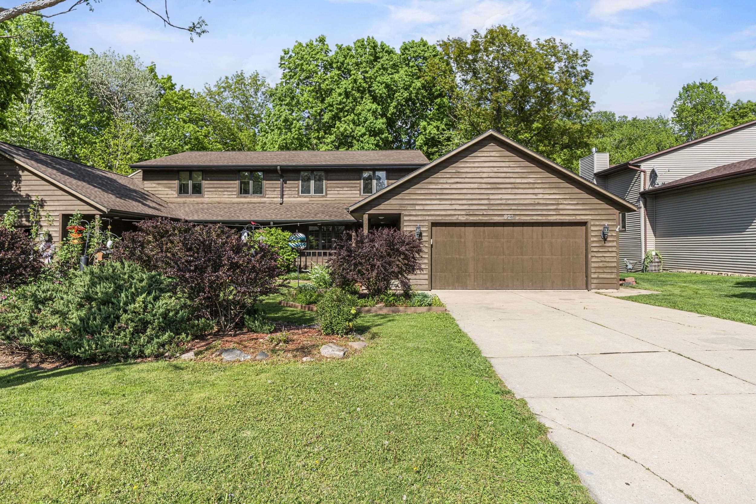 921 Divot Place Green Bay, WI 54313 - Photo 2 of 66