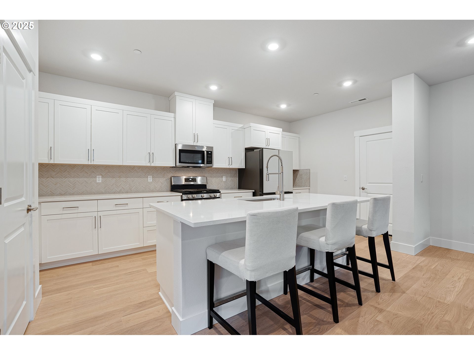 11056 Southwest Verdun Loop Wilsonville, OR 97070 - Photo 11 of 40 Gallery Image 11