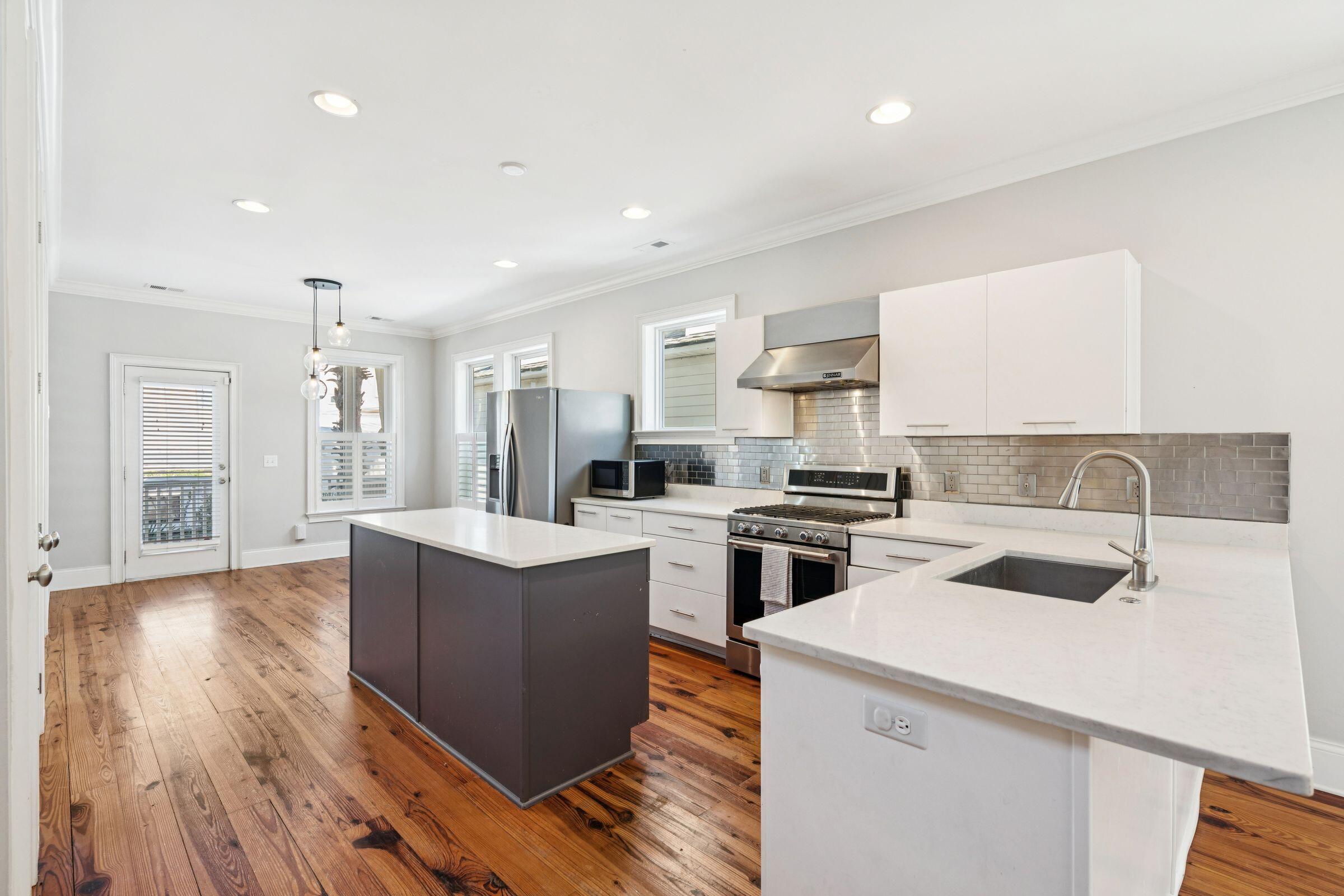 194 Fishburne Street Charleston, SC 29403 - Photo 13 of 50 194FishburneSt-KeenEyeMarketing-016