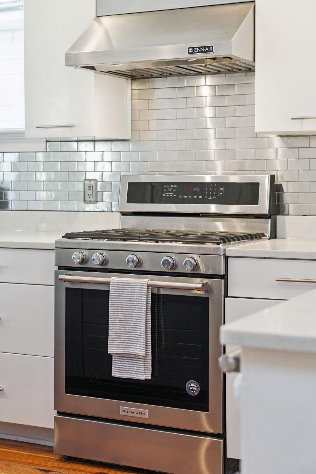 194 Fishburne Street Charleston, SC 29403 - Photo 14 of 50 194FishburneSt-KeenEyeMarketing-017