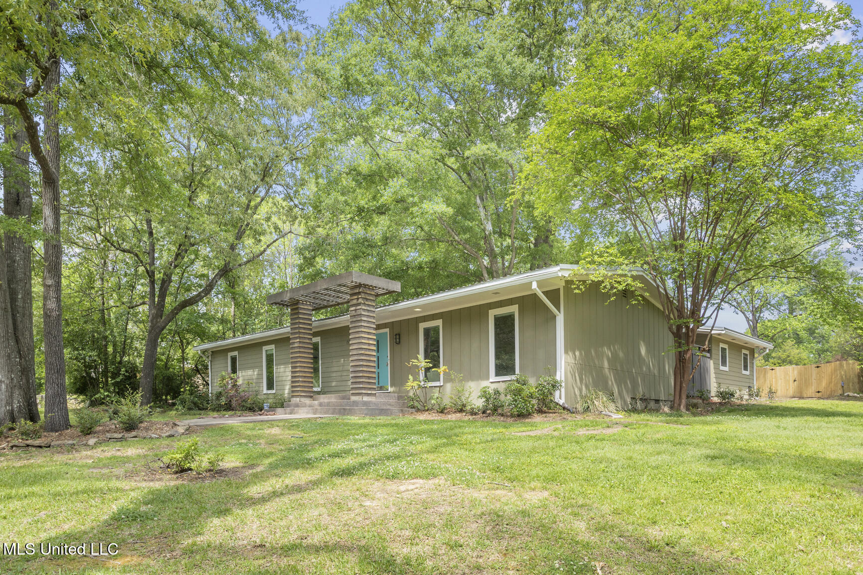 1980 Aztec Drive Jackson, MS 39211 - Photo 2 of 42 1980 Aztec Dr-1