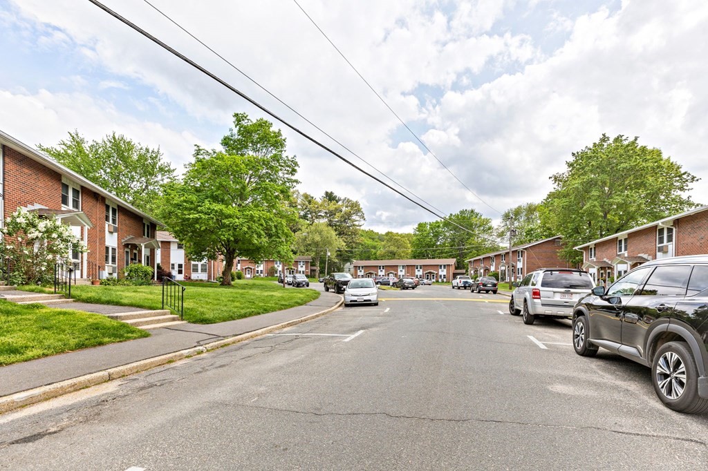 97 Manor Court, Unit 97 Springfield, MA 01118 - Photo 2 of 24 Gallery Image 2