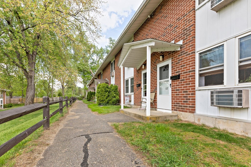 97 Manor Court, Unit 97 Springfield, MA 01118 - Photo 3 of 24 Gallery Image 3