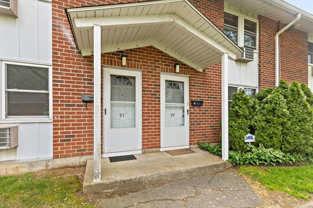 97 Manor Court, Unit 97 Springfield, MA 01118 - Photo 4 of 24 Gallery Image 4