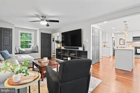$1,250,000 | 933 War Admiral Street, Great Falls, VA 22066