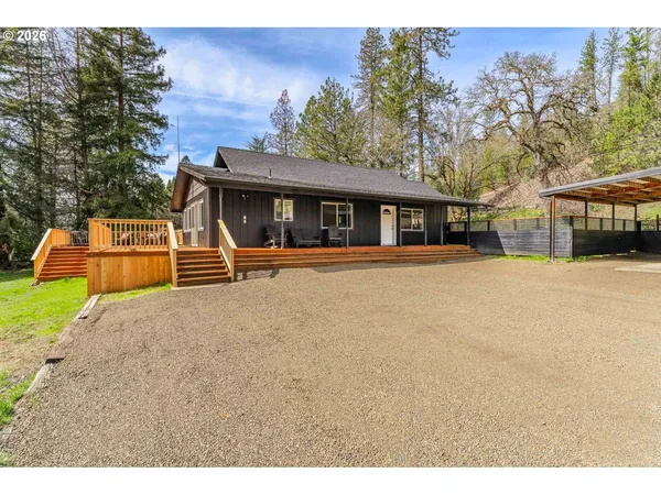 a view of a backyard