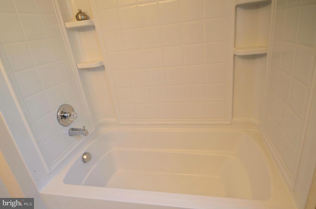 2330 Hunters Square Court Reston, VA 20191 - Photo 18 of 30 a bathroom with a bathtub