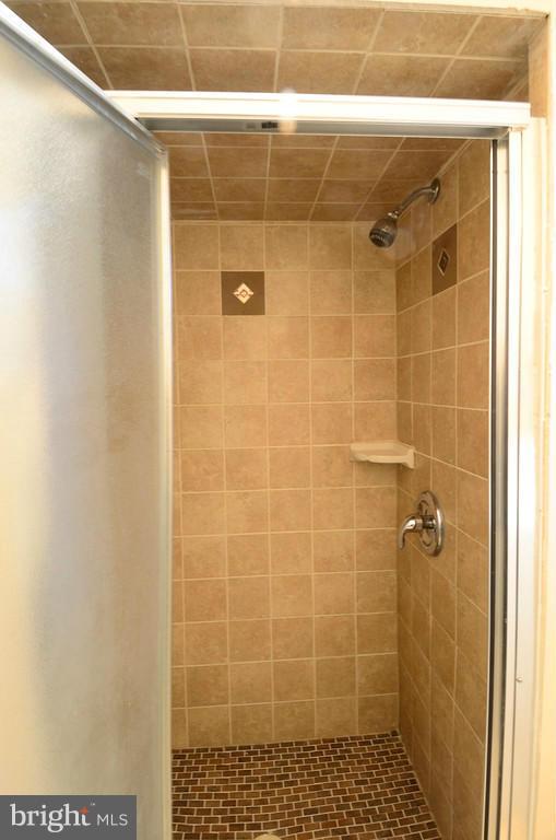 2330 Hunters Square Court Reston, VA 20191 - Photo 27 of 30 a bathroom with a shower